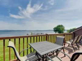 Lake Memphremagog Access Newport Condo with Balcony