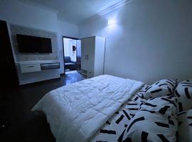 2 bedroom apartment IKeja Adeniyi Jones，位于伊凯贾的酒店