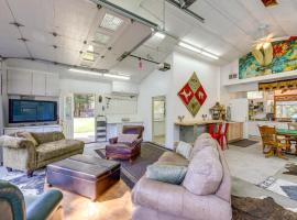 'Crystal Lake Retreat' Studio w/ Outdoor Space!，位于Libby的酒店