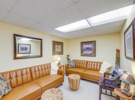 Walk to Happy's Inn & Lake Access: Libby Apartment，位于Libby的酒店