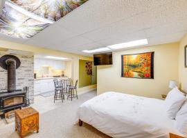 Studio with Shared Hot Tub Walk to Happys Inn，位于Libby的酒店