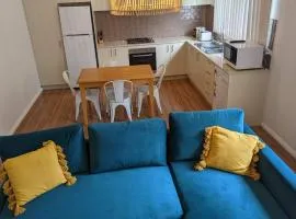 Guesthouse near airport with private access and parking