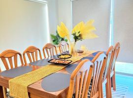 Melbourne holiday house for 15 peoples in Sanctuary Lake，位于库克角的酒店