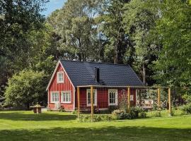 Cottage By The Stream In Southern Halland，位于拉霍尔姆的酒店