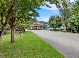 Econo Lodge Inn & Suites Cayce I-26 Airport，位于凯斯的酒店