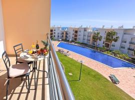 Modern Ocean, Garden & Pool view Condo by BeCherish，位于阿尔布费拉的酒店