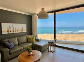 Bay View Resort Hotel Namibia，位于斯瓦科普蒙德的带泳池的酒店