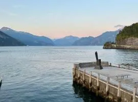 7 Min to Fjord - Alpine Stay in Stranda