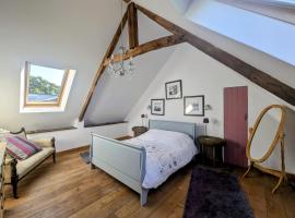 Les Ecuries is a modern renovated barn，位于Laniscat的酒店