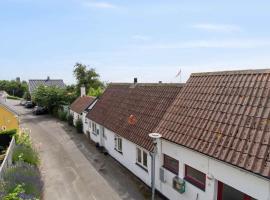 Cozy Fishermans House Near The Sea，位于伦讷的酒店