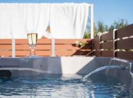 Amici Cottage with Outdoor Jacuzzi