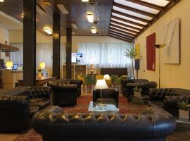 奥圣安德烈亚酒店，位于萨尔扎纳的带停车场的酒店