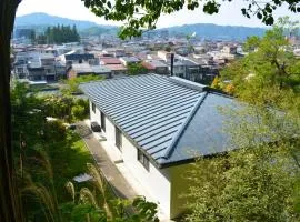 KINONE - Peaceful Garden Stay with City Views and BBQ