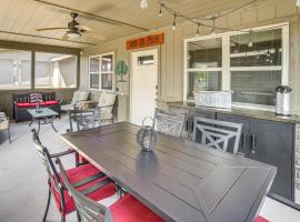 Little Indian Resort Cabin Pool and Walk to Lake!，位于Lampe的酒店
