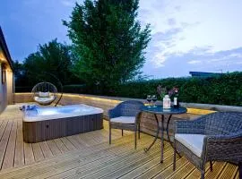 Orchard Lodge, Strawberryfield Park