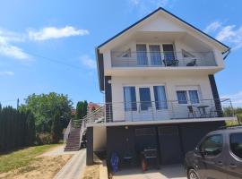 Gyöngyvirág Apartmanház，位于佐洛卡罗斯的酒店