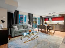 Classy 1-Bedroom & Den Condo in Heart of Downtown，位于多伦多的酒店