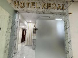 Hotel Regal，位于艾哈迈达巴德萨达尔·瓦拉巴伊·帕特尔国际机场 - AMD附近的酒店