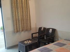 Shri Radha Madhav Athiti Bhawan AC Rooms Near Punchi Ka Lautha Temple，位于Govardhan的酒店