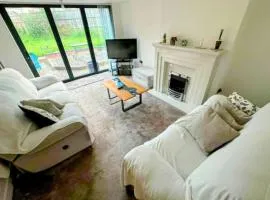 Woodcote House, 4 large bedrooms, close to WV1, JLR, M54