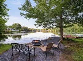 Lakeside Haven, a Modern Cottage with Lake Views