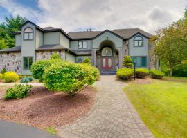 Pool Table + Deck: Luxury Mansion in Niskayuna!，位于Niskayuna的酒店