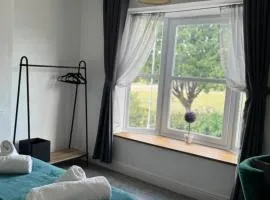 Amazing 3-Bedroom Home Perfect for Families & Remote Work Sleeps 6, Fast Wi-Fi, Free Parking, Patio