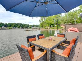 Recently Renovated Harveys Lake Retreat with Dock!，位于Harveys Lake的酒店
