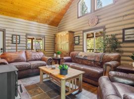 Family & Dog Friendly Cabin W Hot Tub! Fish, Hike，位于Philipsburg的酒店