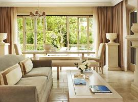 Seafront Luxury Villa with Pool and Private Garden in Costa del Sol，位于马贝拉的酒店