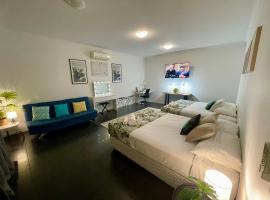 Private unit in Whitehaven Crescent，位于坎农代尔的酒店