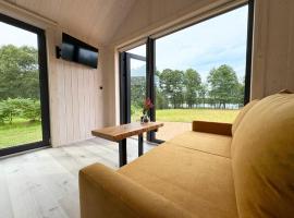 Rātes Krasti - Rasa - holiday house with sauna and lakeview，位于Lejasciems的带停车场的酒店