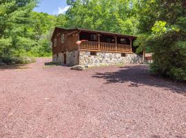 Cozy Log Cabin in Jim Thorpe，位于吉姆索普的酒店