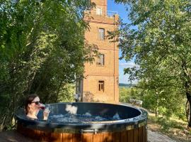 S&ouml;r&eacute;ttorony - A jakuzzis erdei sz&aacute;ll&aacute;s，位于K&ouml;lesd的自助式住宿