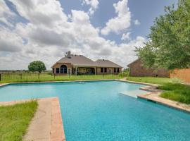 Game Room and Bar Secluded Getaway in Farmersville，位于Nevada的酒店