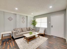 Pet-Friendly Sachse Home Large Fenced Yard，位于Sachse的酒店