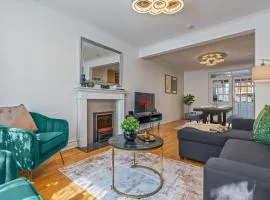 6 Bedroom Perivale Haven - Pool Table - Parking