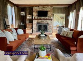 Honeypot Farmhouse - Lux Family Retreat at Okemo - Bromley，位于Weston的酒店