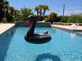 CasaKadd001Luxury Heated Pool Garden PatioBarbeque，位于Civé的酒店