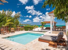 Compact one bedroom villa right on the beach，位于Turtle Cove的酒店