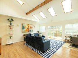 Luxury 5-BR Home in Mill Valley Near Golden Gate，位于米尔谷的酒店