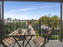 3-Bed Campbelltown Stay with Private Balcony