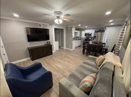2 BR 2 Bath Airport SpaceX LNG WashDry Deck Pets，位于布朗斯维尔的酒店
