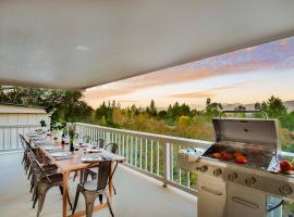 Vino Blanco by AvantStay Private Wine Country Home w Mtn Views Deck，位于圣罗莎的酒店