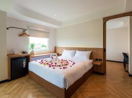 The Moment Hotel，位于Ban Bang Khan的酒店