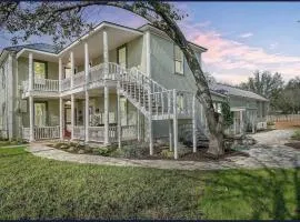 The Gold Haus-Spacious Luxurious Historic Home-2 Blocks to DT!