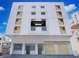 Super Townhouse Ambegaon Road Katraj Formerly White Castle，位于浦那的酒店