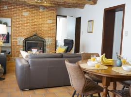 La Maisonnette - 2 chambres, parking, jardinet & calme，位于图尔奈的酒店