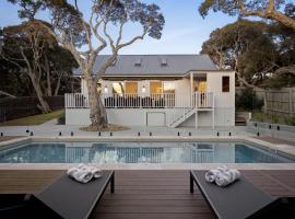 Saltwood Coastal Hamptons Luxe with Pool，位于莱伊的酒店