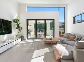 Designer Family Retreat with Pool Next to Cronulla，位于Dolans Bay的酒店